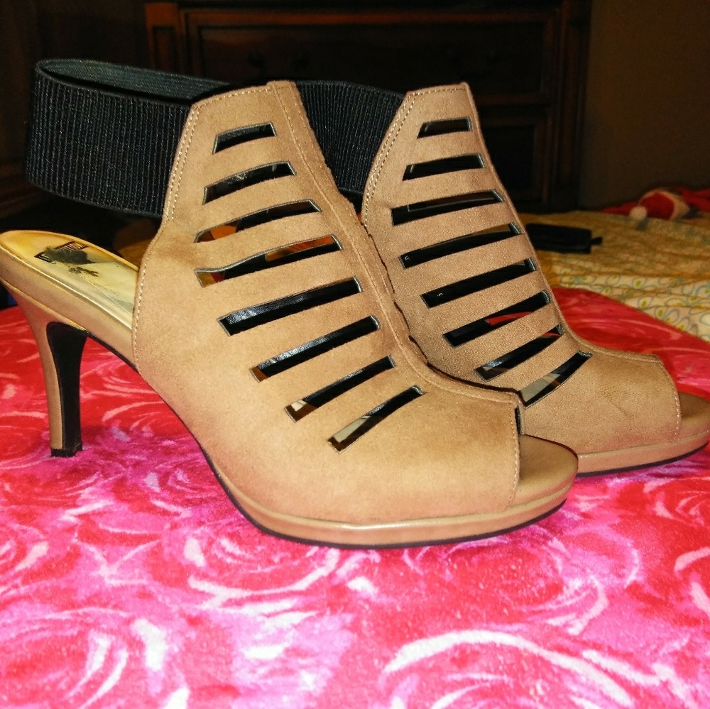 Nwot Beautiful camel caged heels